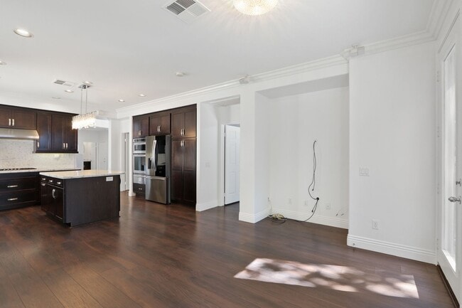 Building Photo - Spacious 3 Bedroom 3 Bath Available Now!