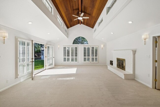 Building Photo - 216 Valparaiso Ave