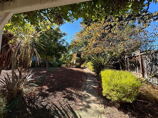 Building Photo - 108 Club Dr