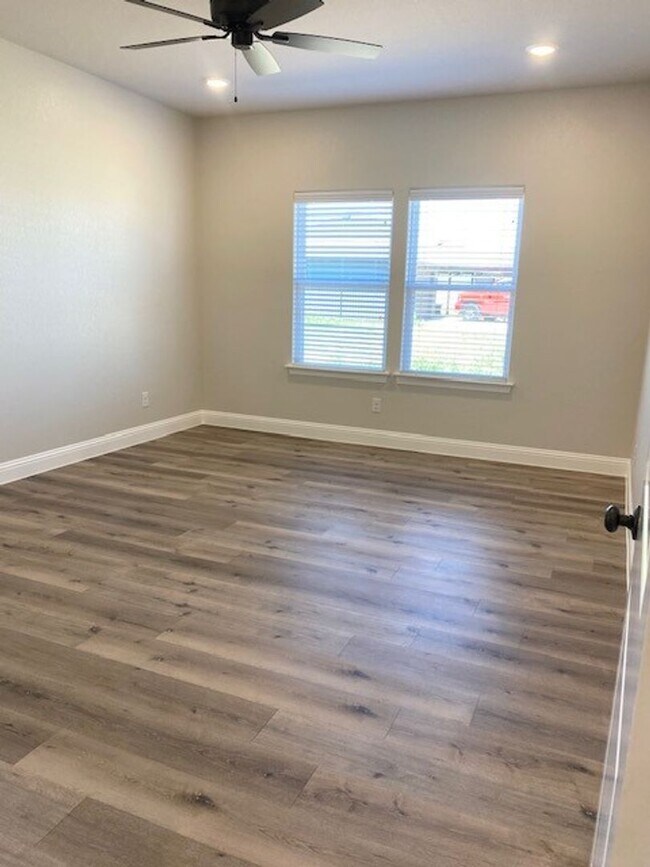 Building Photo - Beautiful Home located in Shannon Creek