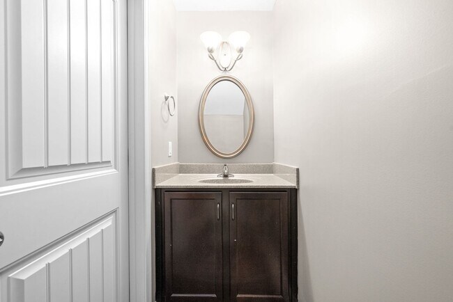 Building Photo - Three Bedroom with Bonus in Franklin Meadows!