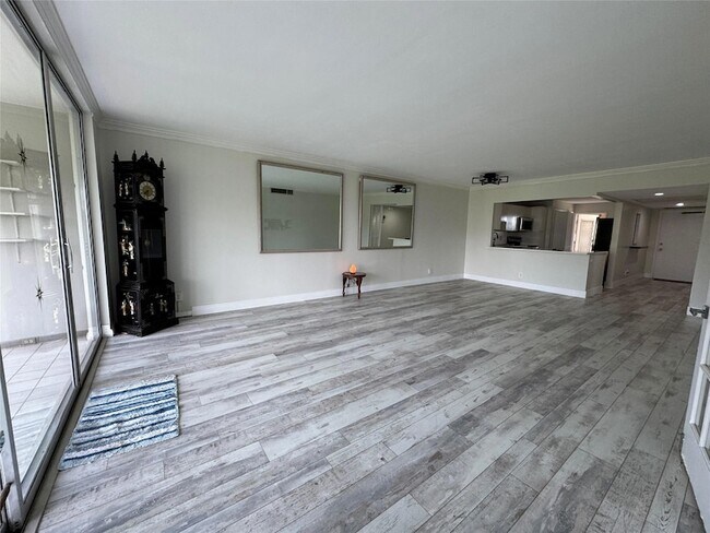 Building Photo - 2601 S Palm Aire Dr
