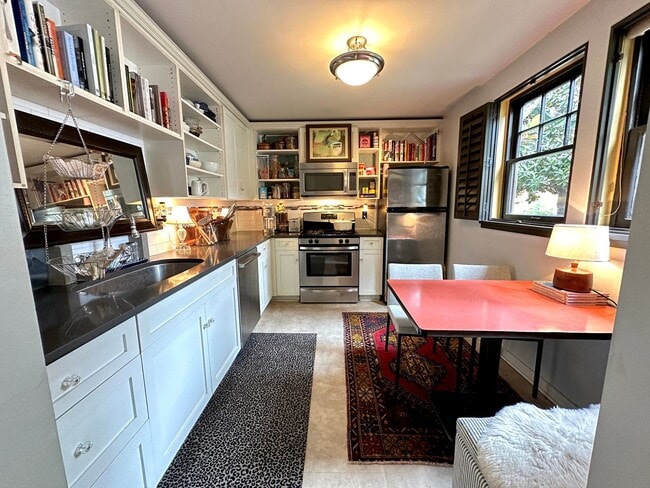 Building Photo - Queen Anne - Villa Costella - 1 Bedroom / ...