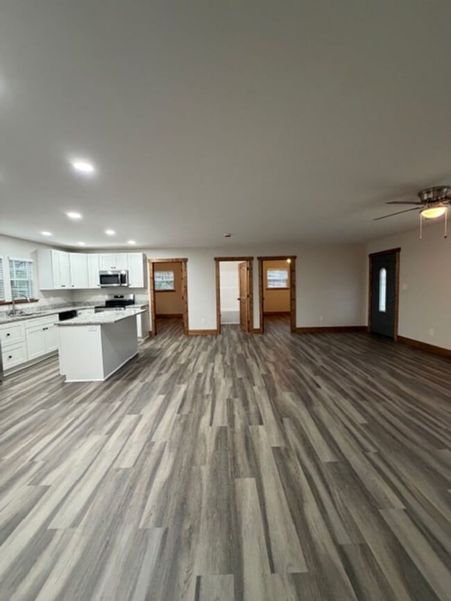 Building Photo - Walland 37886 - Fully remodeled 3 bedroom, 2 bath home located in the foothills of the Smoky Moun...