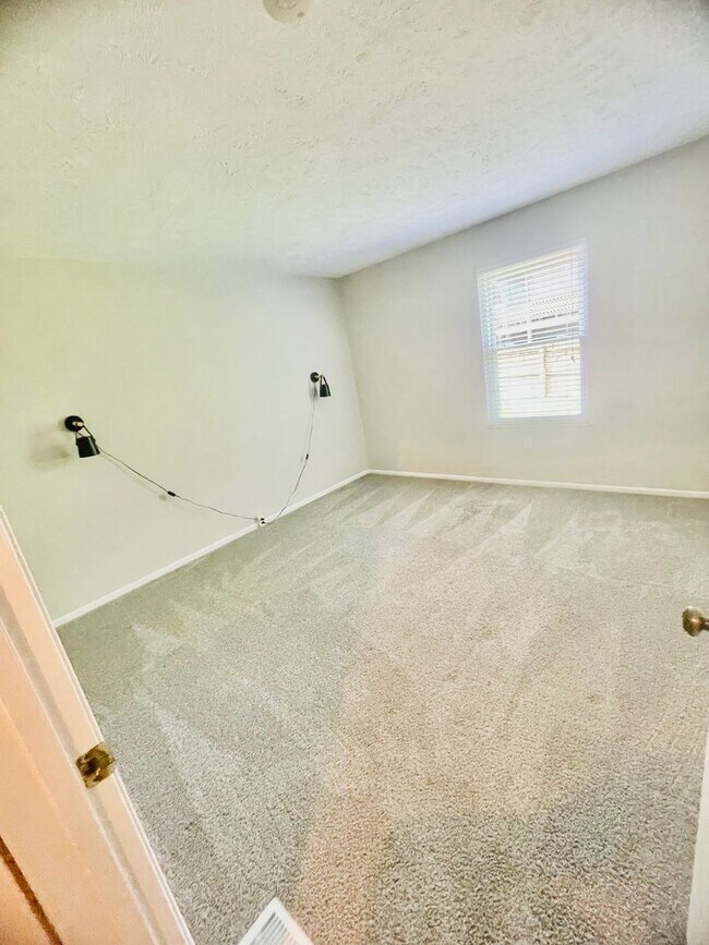 Building Photo - 3-Bedroom 2.5 bath Townhome in Imperial – Style, Space & Sophistication