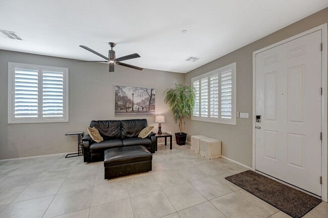 Building Photo - Modern 3 Bedroom Townhouse near Blue Diamond