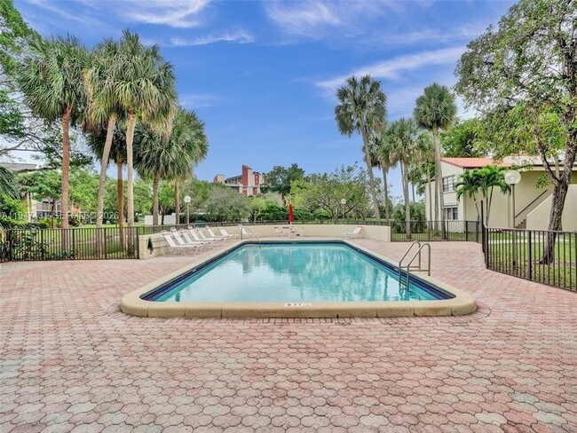 Building Photo - 2304 S Cypress Bend Dr