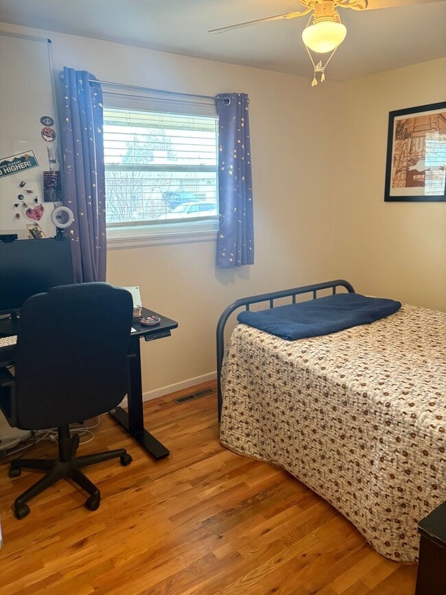 Building Photo - 3 Bed 1 Bath Home W/Large Backyard Walking Distance To Everything.