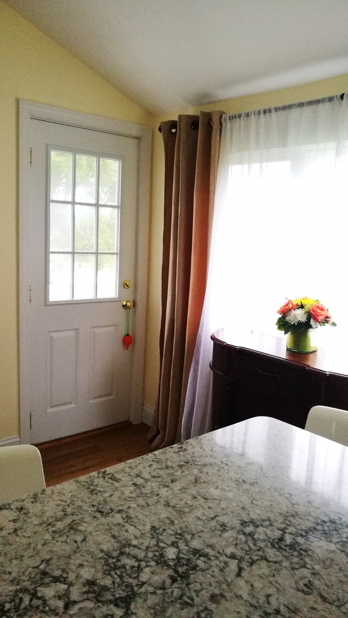Read door and hutch - 99 New York St