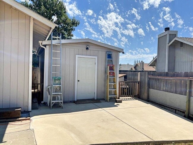 Building Photo - BEAUTIFULLY REMODELED 2 STORY VACAVILLE *S...