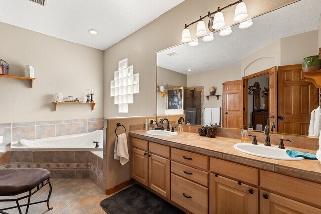 Building Photo - Rio Rancho Gem - Stunning 4-Bedroom Home –...