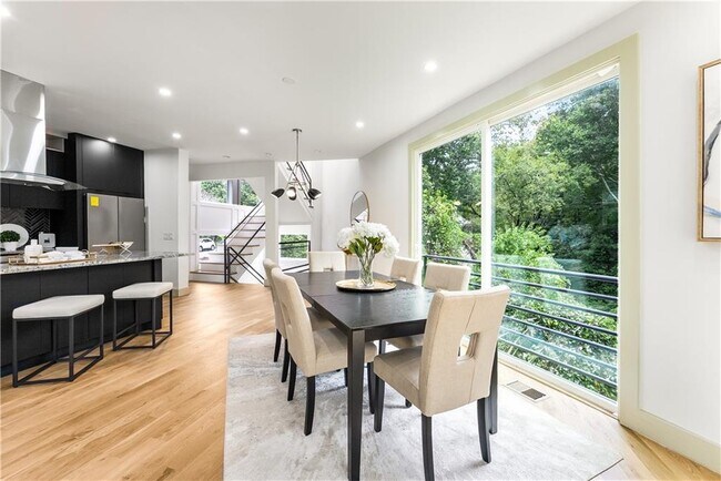 Building Photo - 335 Eureka Dr NE