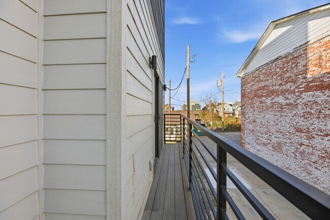 Building Photo - Stylish Midtown townhouse with stunning city views!