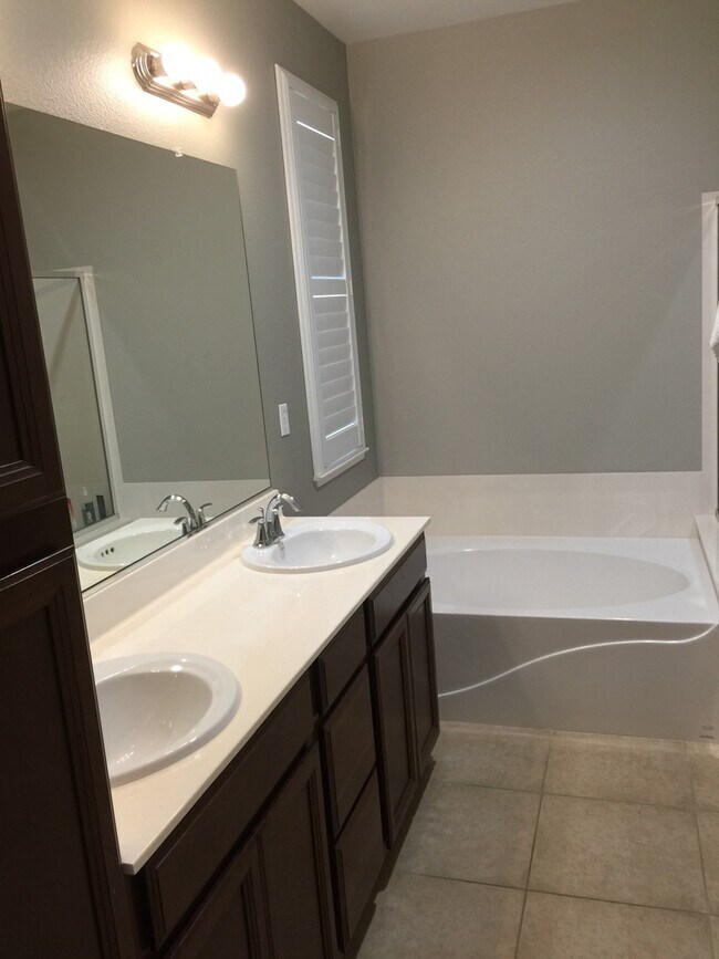Building Photo - Low Maintenance Home Centrally Located wit...