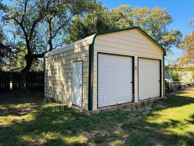 Building Photo - 728 E Gardendale Dr
