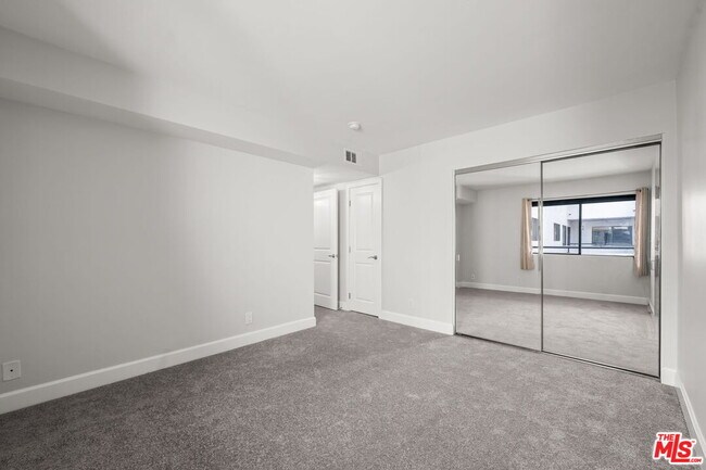 Building Photo - 10982 Roebling Ave