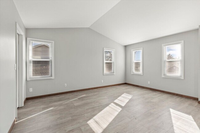 Building Photo - Updated Kenosha 3 Bedroom 2.5 Bath