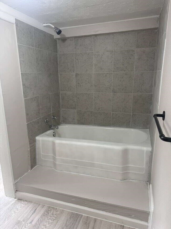 Building Photo - 318 10th St