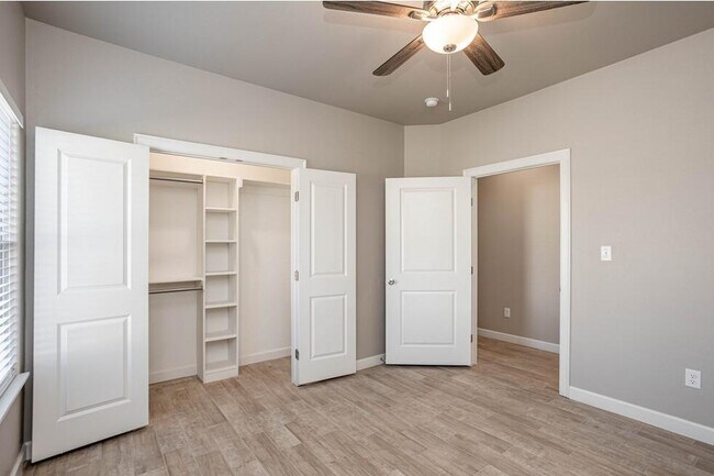 Building Photo - 812 Vly Oaks Ln