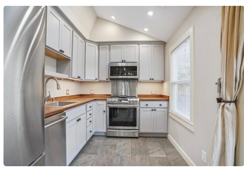 Building Photo - 1428 7th St