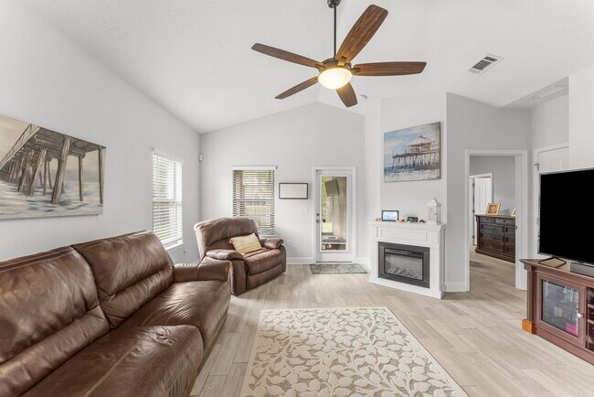 Building Photo - 526 Camellia Ct