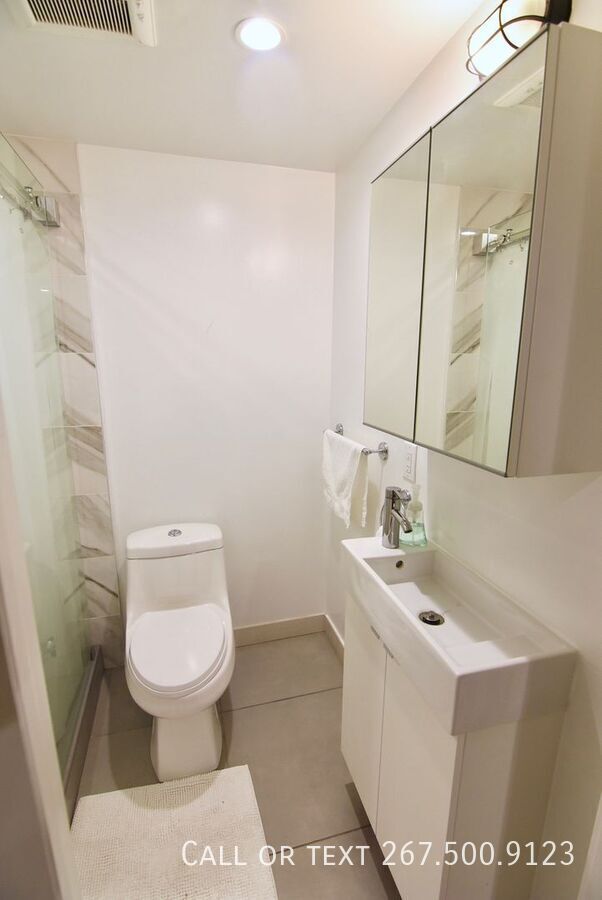 Building Photo - Beautiful bi-level 2 bed, 2 bathroom unit ...