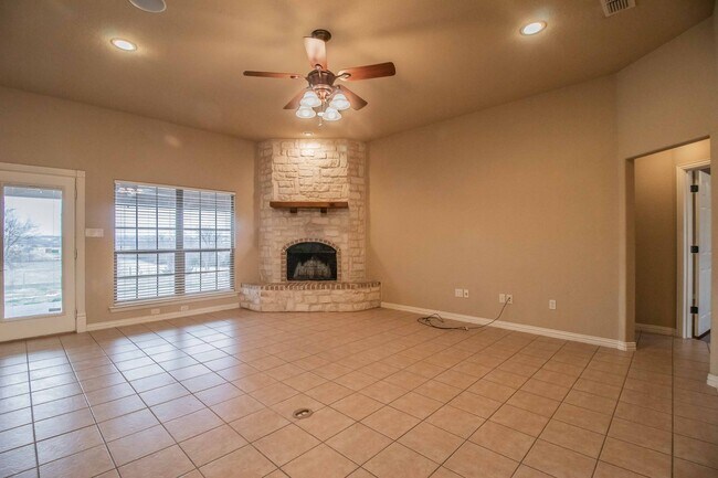 Building Photo - Beautiful Traditional Home on Over an Acre in Weatherford!