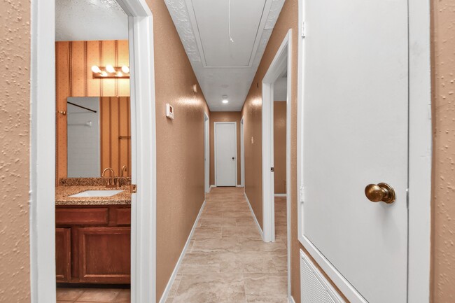 Building Photo - 16425 Monte Carlo Ln