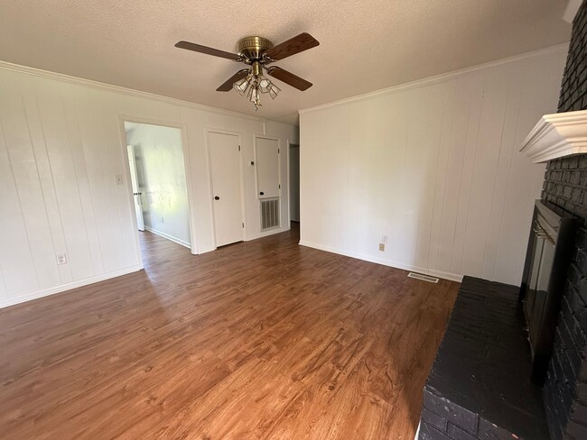 Building Photo - Charming 3 Bedroom, 2 Bathroom Home in Mus...