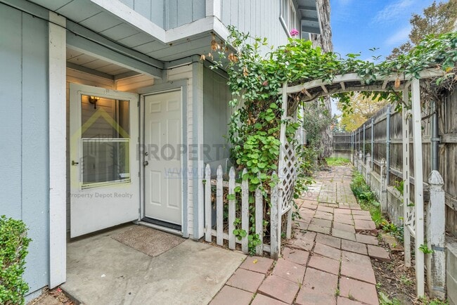 Building Photo - 3 bedroom 2 baths available in a gate community