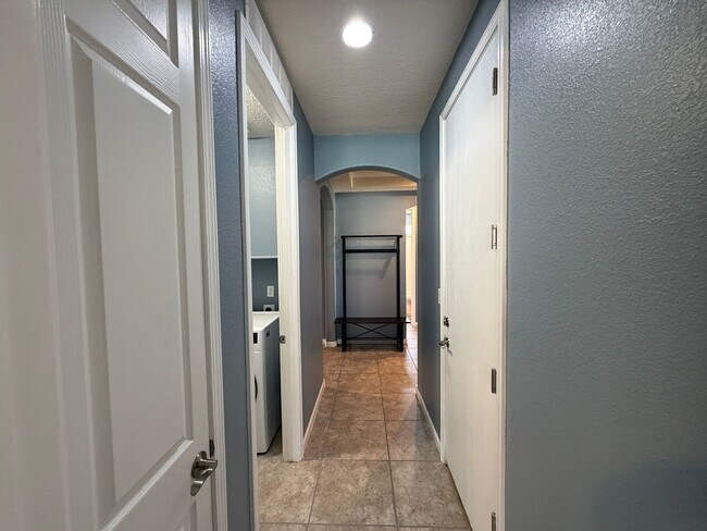 Building Photo - 4 Bedroom Single Story Home Available Near Golf Course Rd & Southern Blvd!