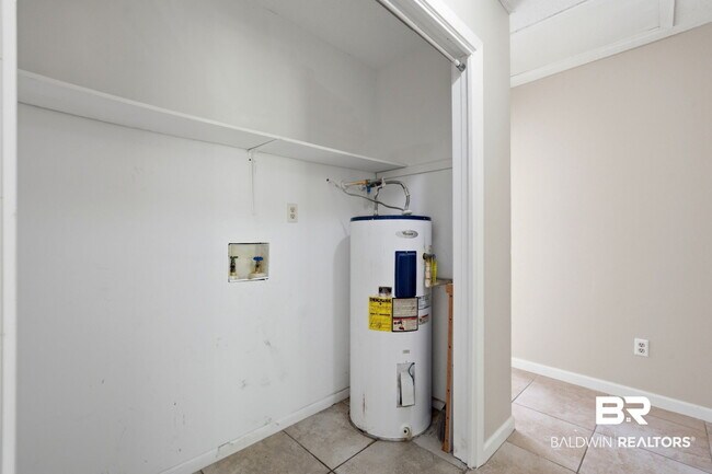 Building Photo - 6415 Schoel Ln