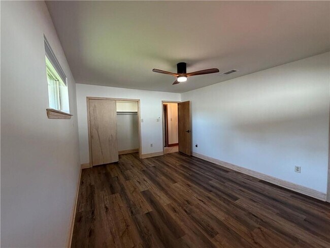 Building Photo - 4840 Rye St