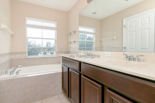 Building Photo - 9426 Silver Buttonwood St