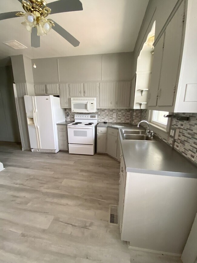 Building Photo - 3 Bedroom Duplex