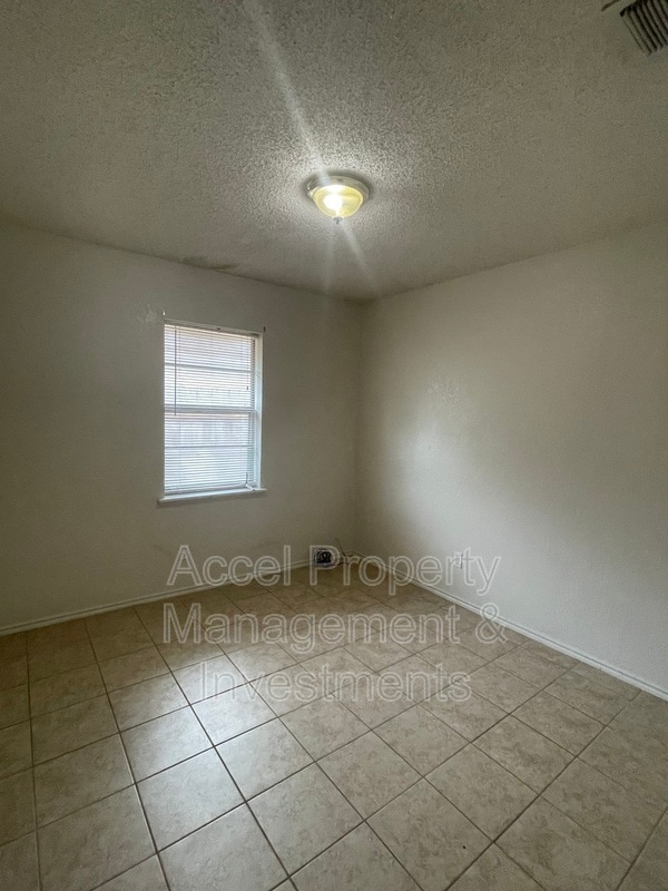 Building Photo - 806 W 26th St