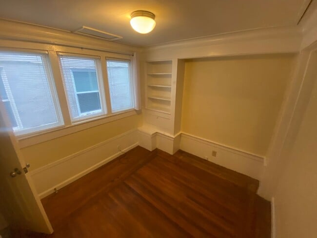 Building Photo - Advent - Gorgeous 5 Bedroom Home With Front/Backyard, Driveway & Washer/Dryer!