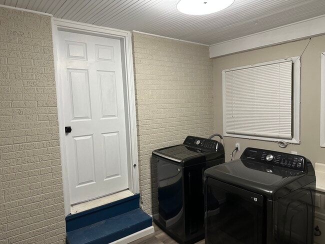 Building Photo - 83 S Lynhurst Dr