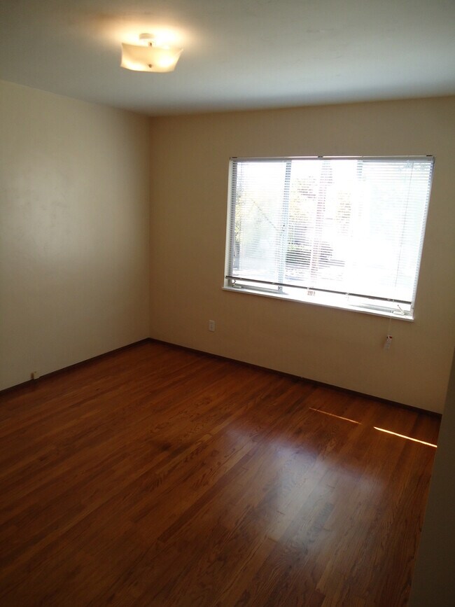 Building Photo - 1629 Linbrook Dr