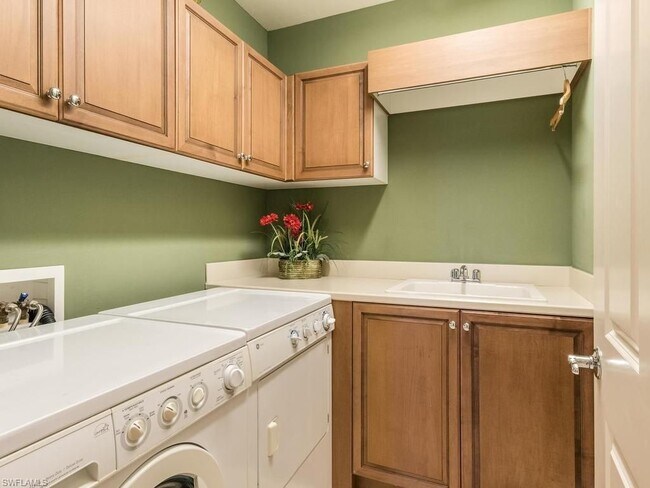 Building Photo - 2728 Tiburon Blvd E