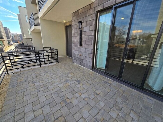 Building Photo - New Modern Fully Furnished Three-Story Townhome Near the Truckee River