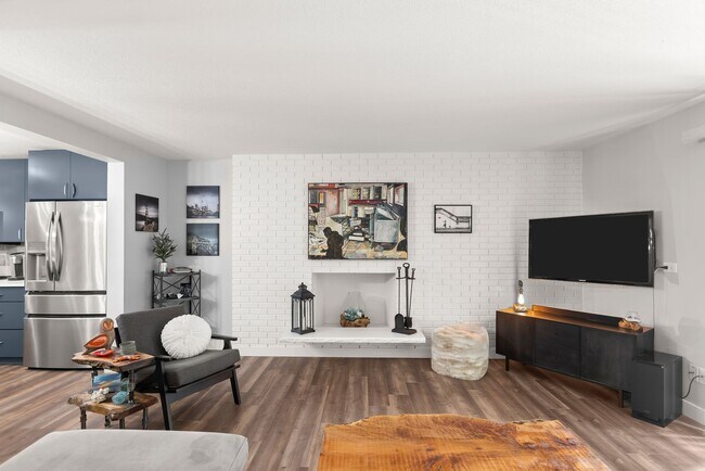 Building Photo - STYLISH 2 BED/2 BATHS LAKE OSWEGO CONDO
