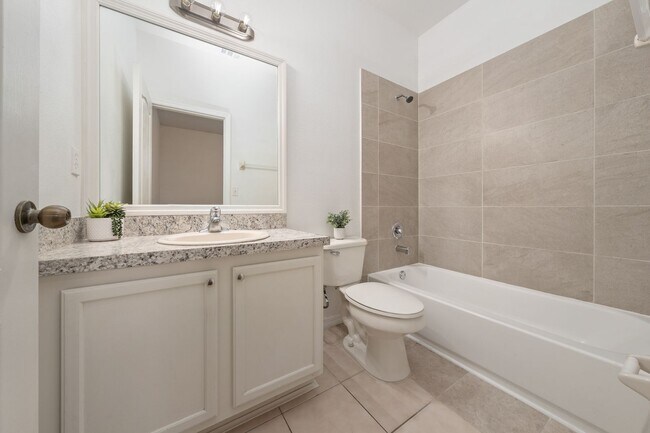 Building Photo - 2 Bedroom /2.5 bathrooms Town House. Just few minutes from Medical City.