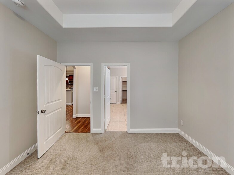 Building Photo - 1002 Woodcrest Dr