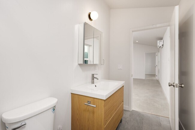 Building Photo - 126 1/2 Franklin Ct