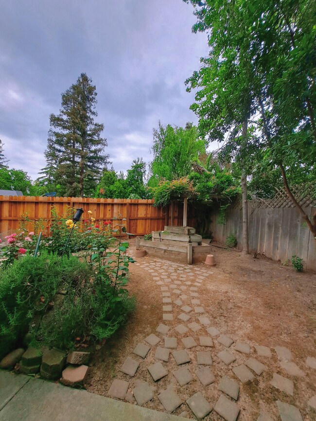 Building Photo - MOVE IN SPECIAL: Half OFF the 1st Month's ...