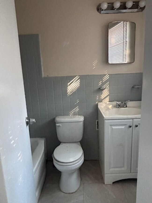 Building Photo - 1934 Catalina Dr