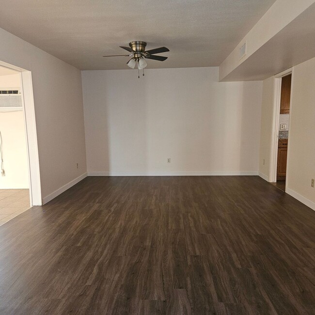 Building Photo - Updated Rental Available Now!