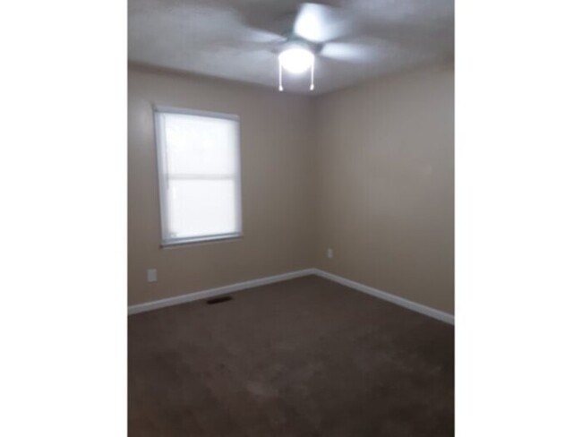 Building Photo - 870 Santiato Dr