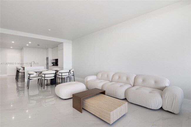 Building Photo - 700 NE 24th St